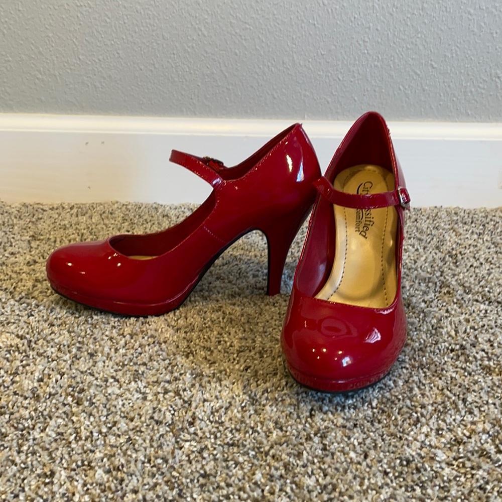 New Red heels size 7 City Classified Comfort